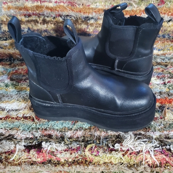 UGG Neumel Platform Chelsea Boot - Picture 3 of 7